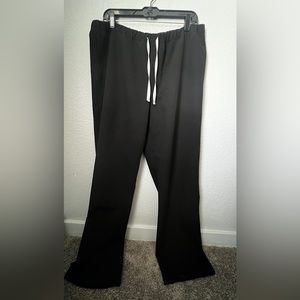 Large Black Figs Pisco scrub pants